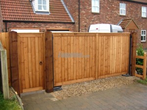 Flat top pair of gates with matching side gate